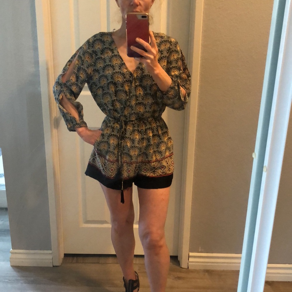 New DR2 Women's Patterned romper size Small